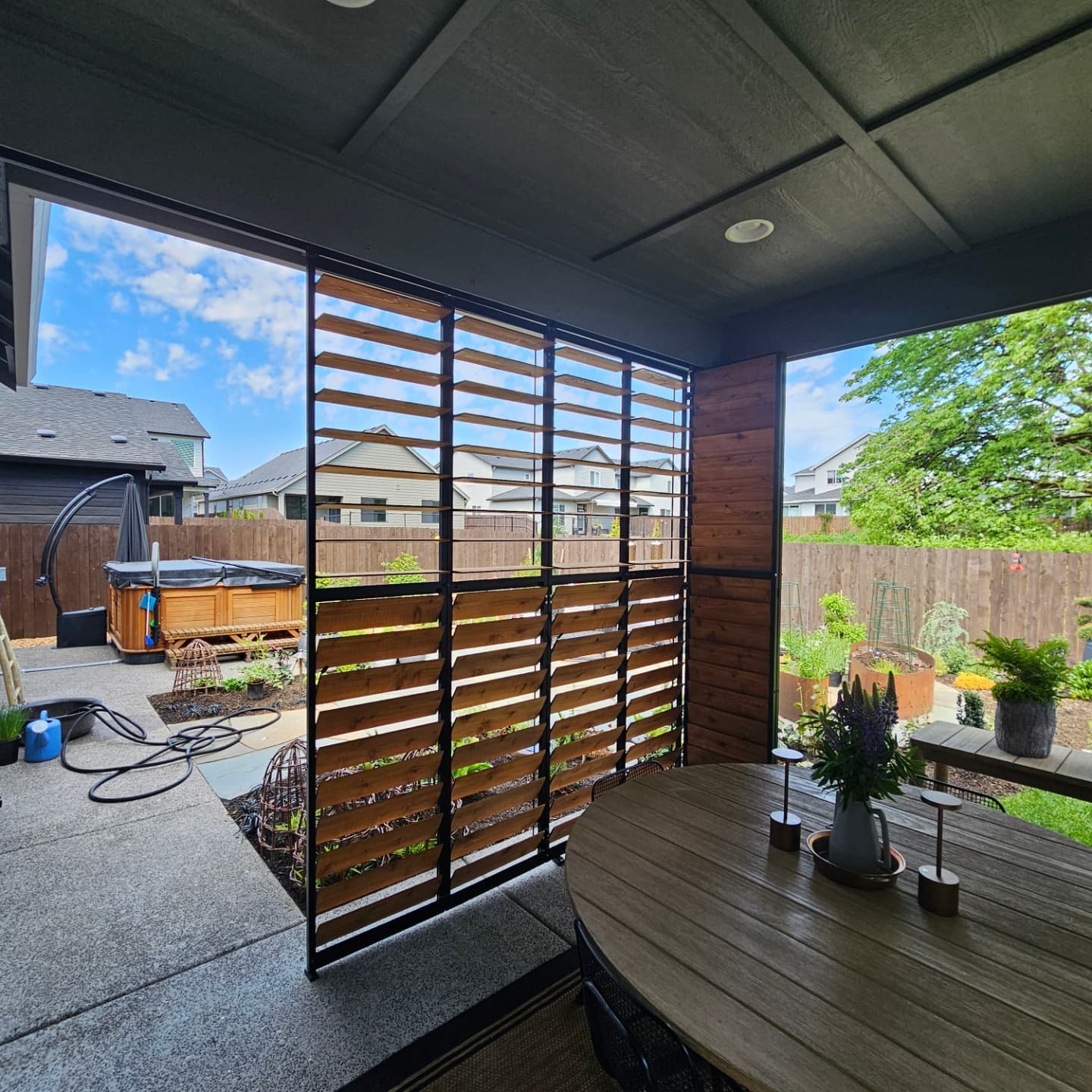 Corner louver screen panels on a patio with an outdoor dining table